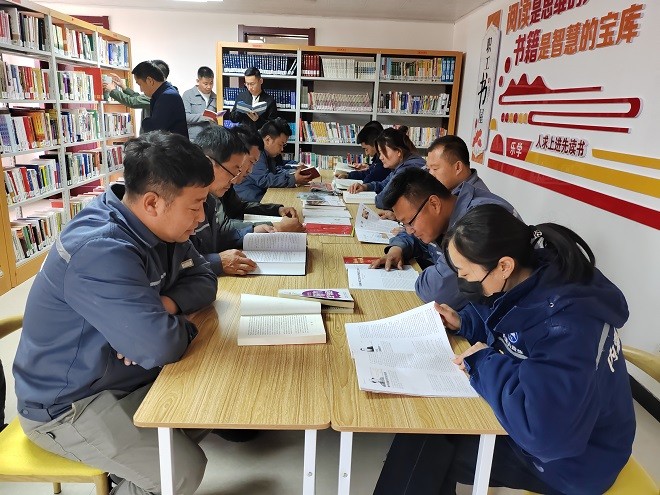 额盐公司党委组织开展“感党恩 听党话 跟党走”—母亲湖畔阅经典，共筑书香额盐主题党日活动