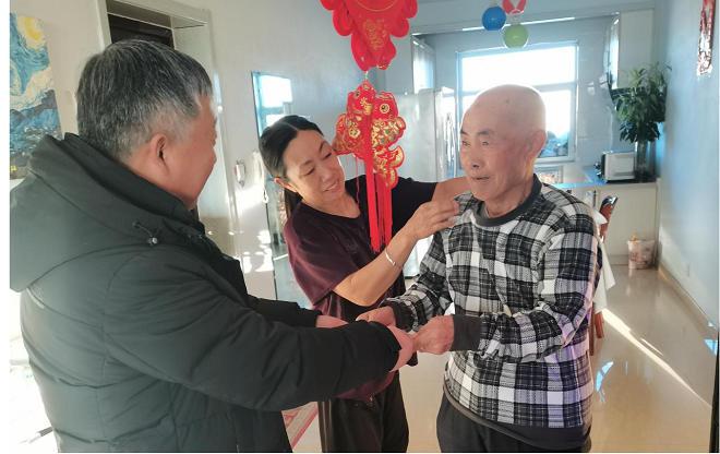 新年送暖 岁寒情深——额盐公司慰问退休职工