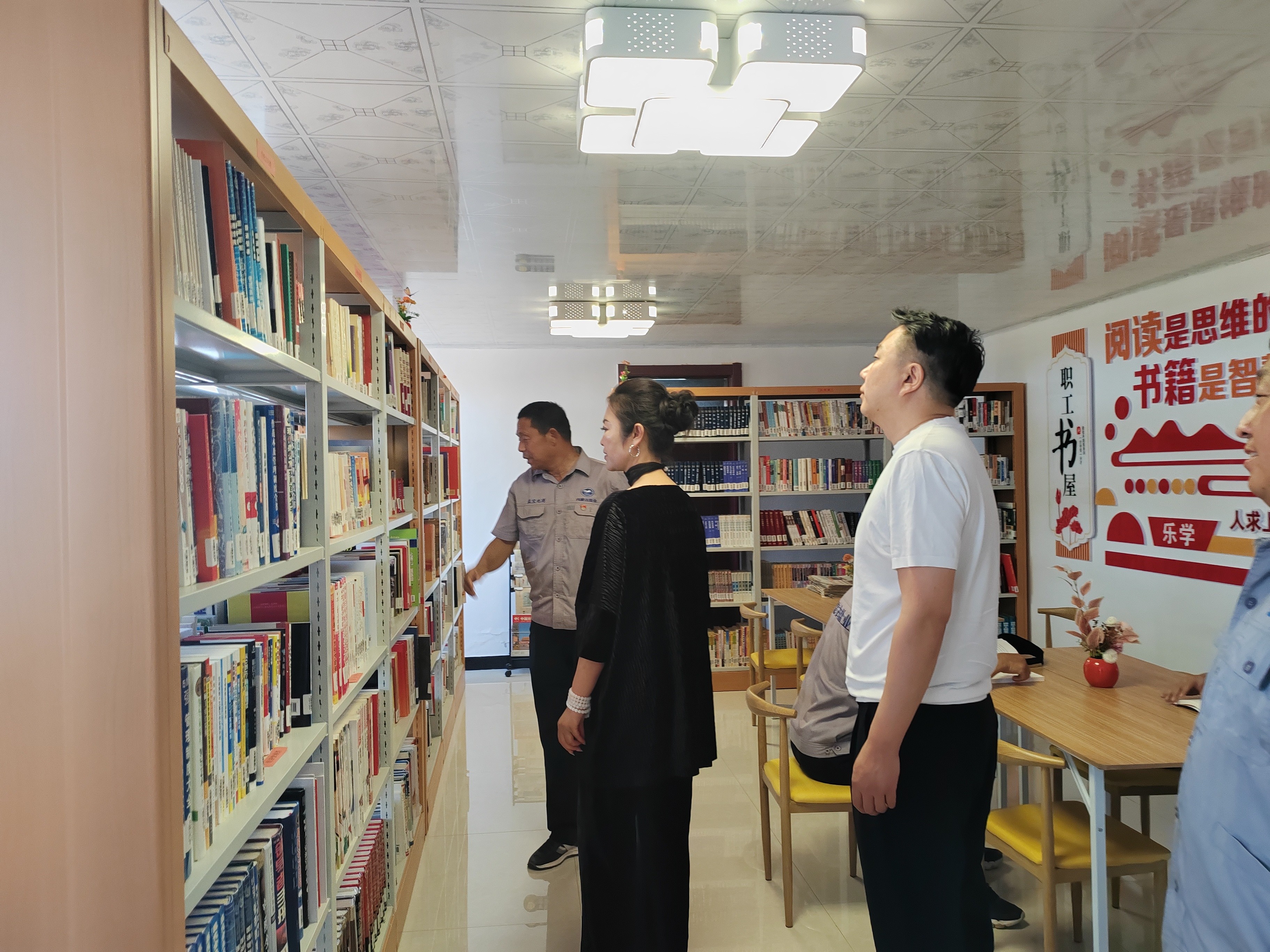 锡林郭勒盟图书馆张春梅一行到额盐公司 调研指导