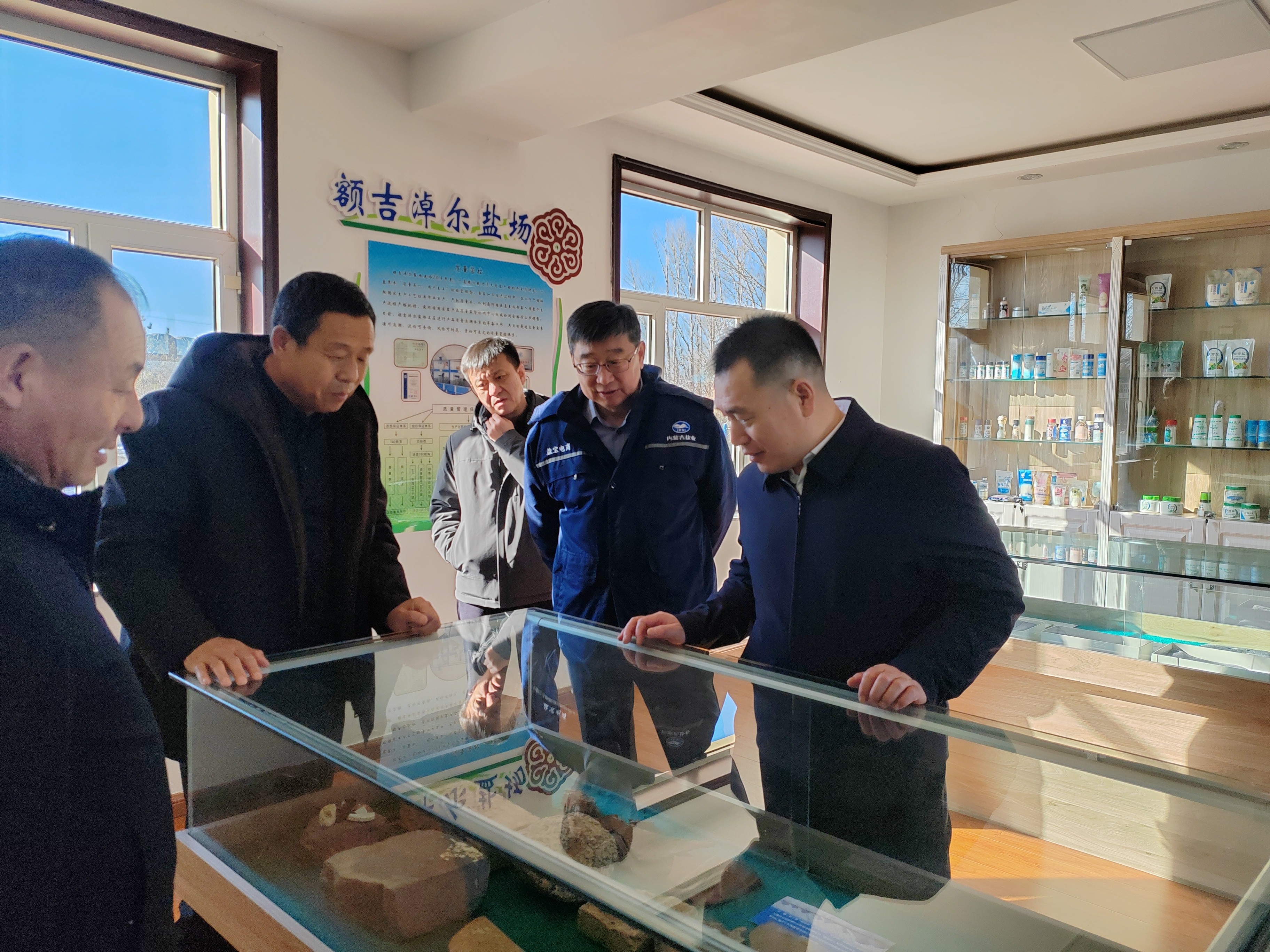 旗委书记周玉龙到额盐公司调研指导工作