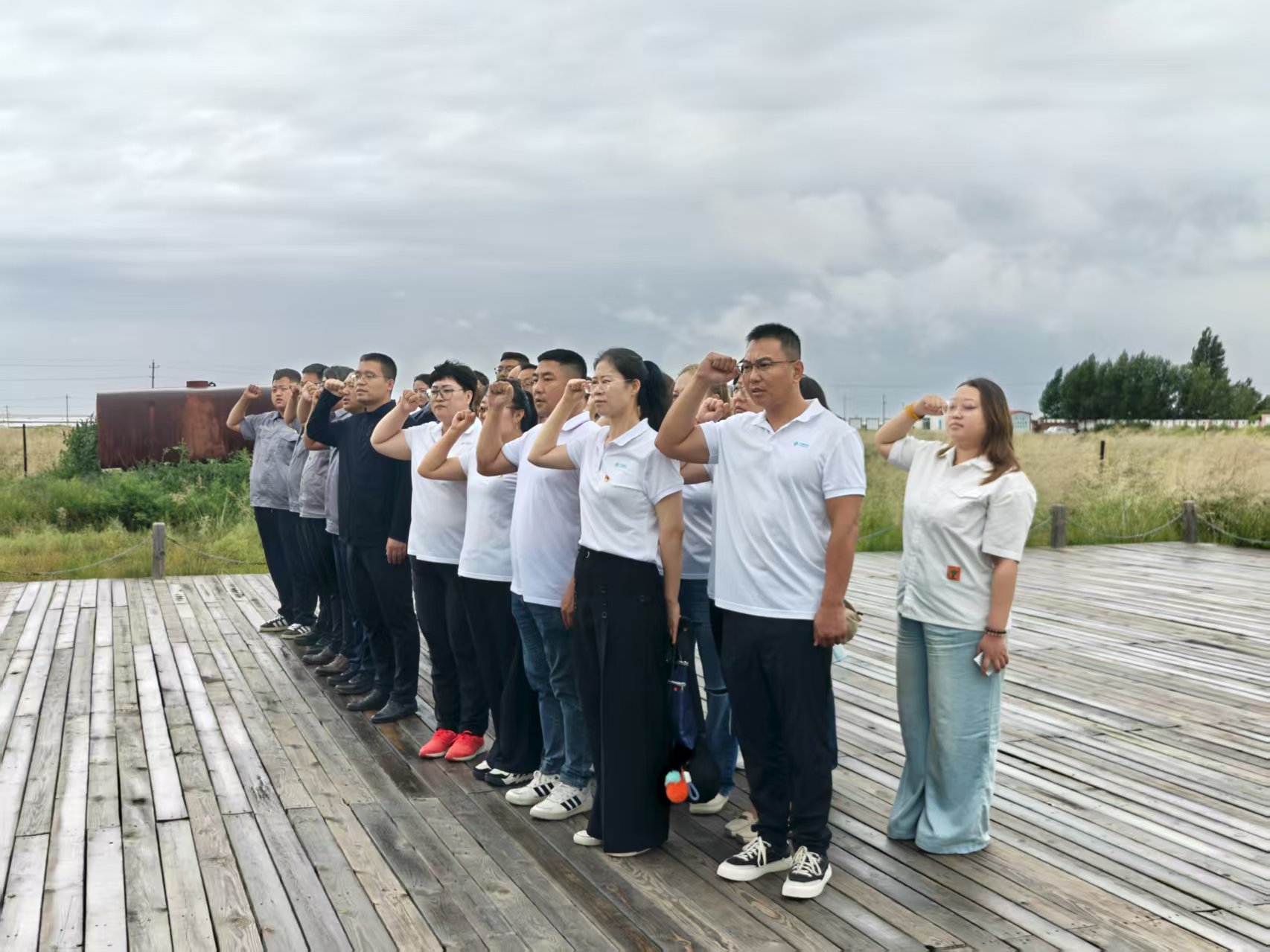 额盐公司党支部与东乌旗移动公司党支部联合开展“感党恩,听党话,跟党走”群众教育实践活动暨“铭记烽火岁月,传承红色基因”主题党日活动