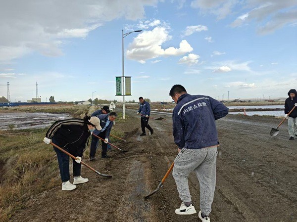 额盐公司组织开展“情暖双节守初心,自主修路显担当”主题党日活动