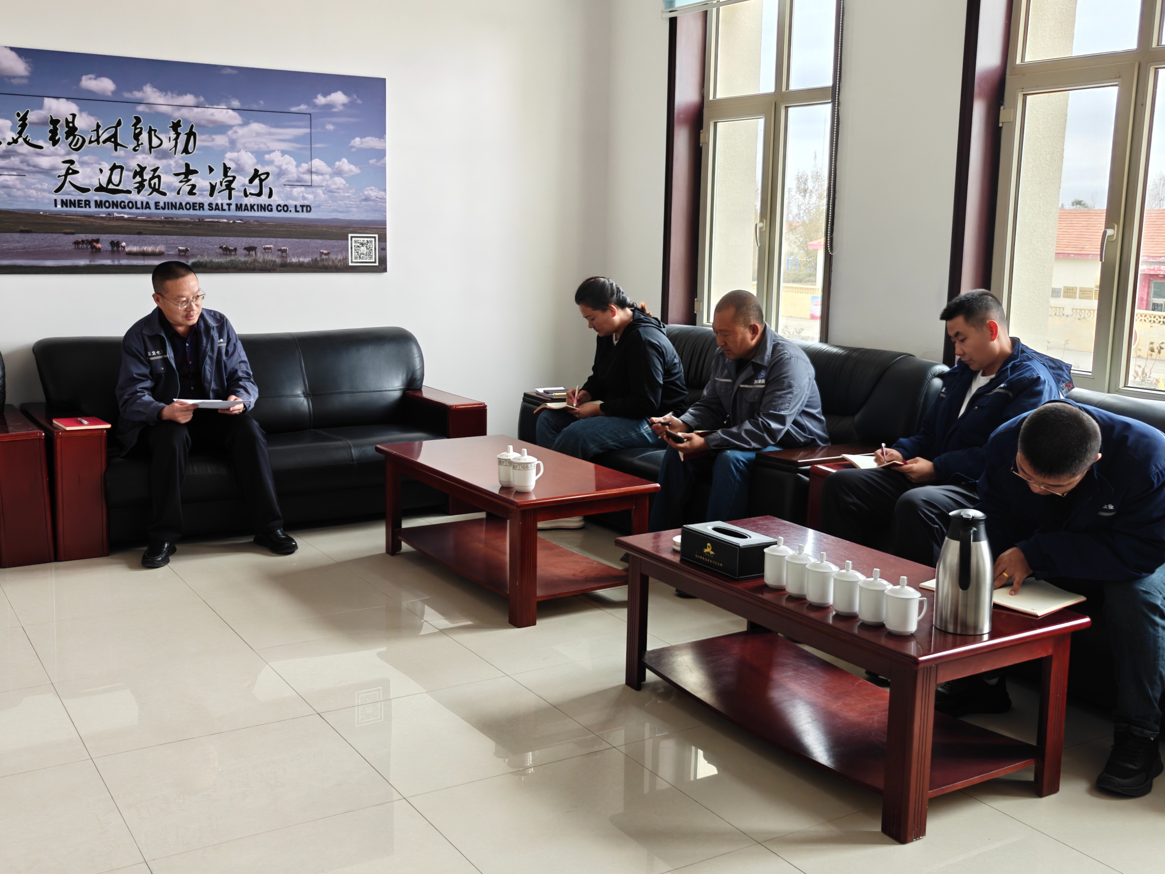 额盐公司党委委员、纪委书记与支委开展集体谈心谈话