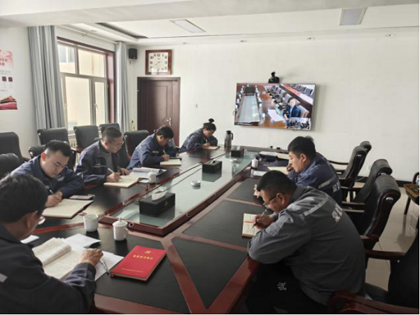 王臣旁听指导额盐公司党委理论学习中心组扩大会议